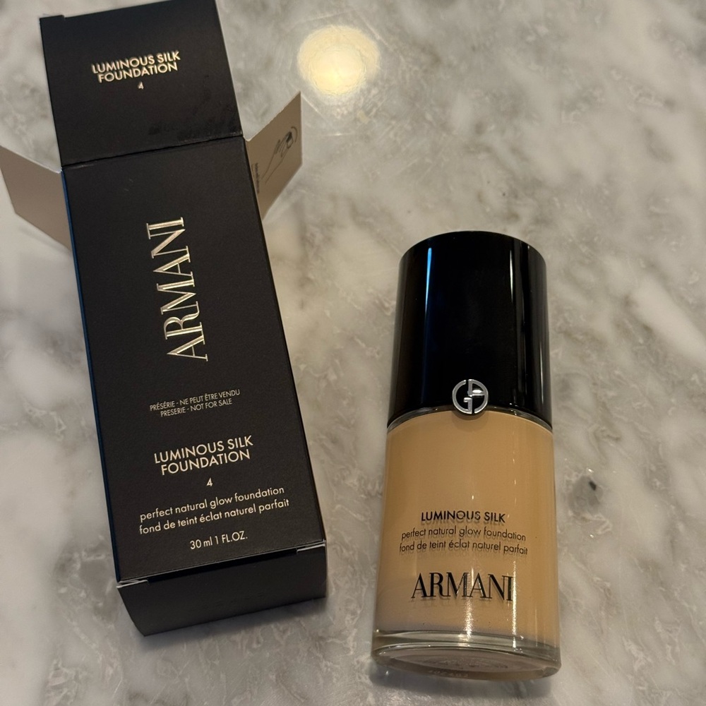 Giorgio Armani Luminous Silk Foundation - Natural Glow Shade 4